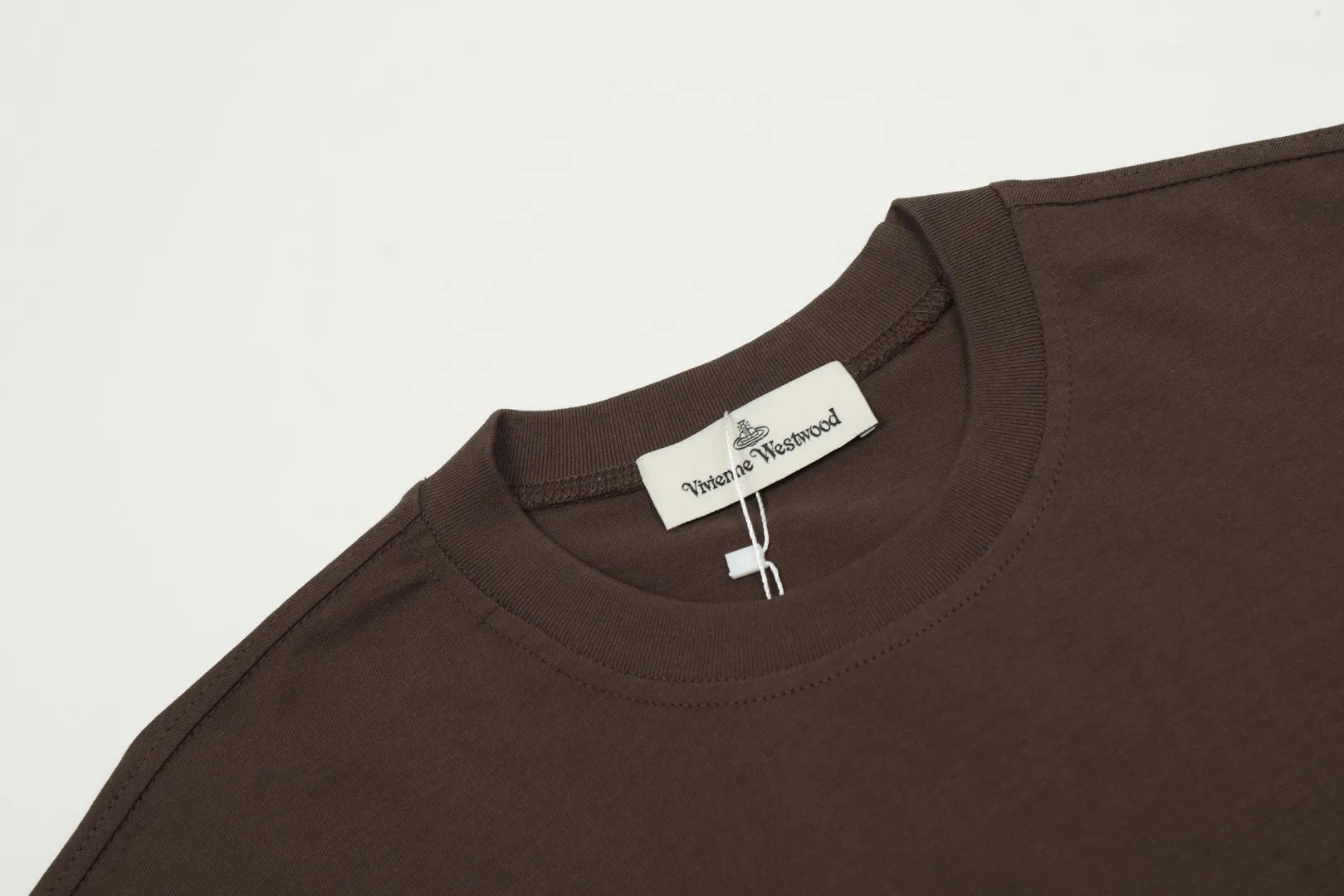 vivienne west wood Queen Mother West Jingdong Maillard color matching small label embroidered short-sleeved color matching high-end niche fashionable must-have matching style 2024 top hot style No need to say more details directly open the full range of correct accessories every detail is completely restored and directly filled up Size: XS-L Color: coffee apricot